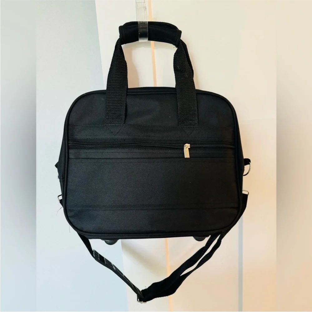 Black Travel Bag with Durable Fabric and Sleek Design